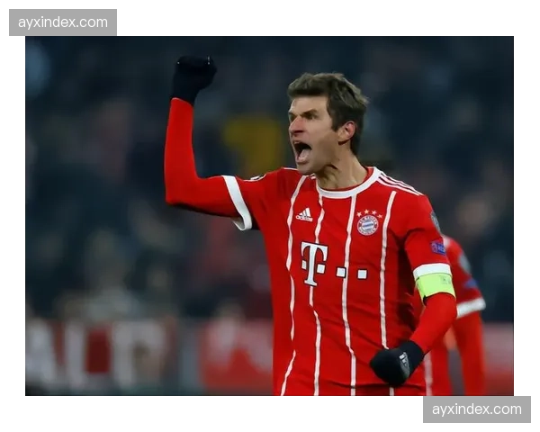 终场哨响，托马斯·穆勒振臂高呼并逐一拥抱队友